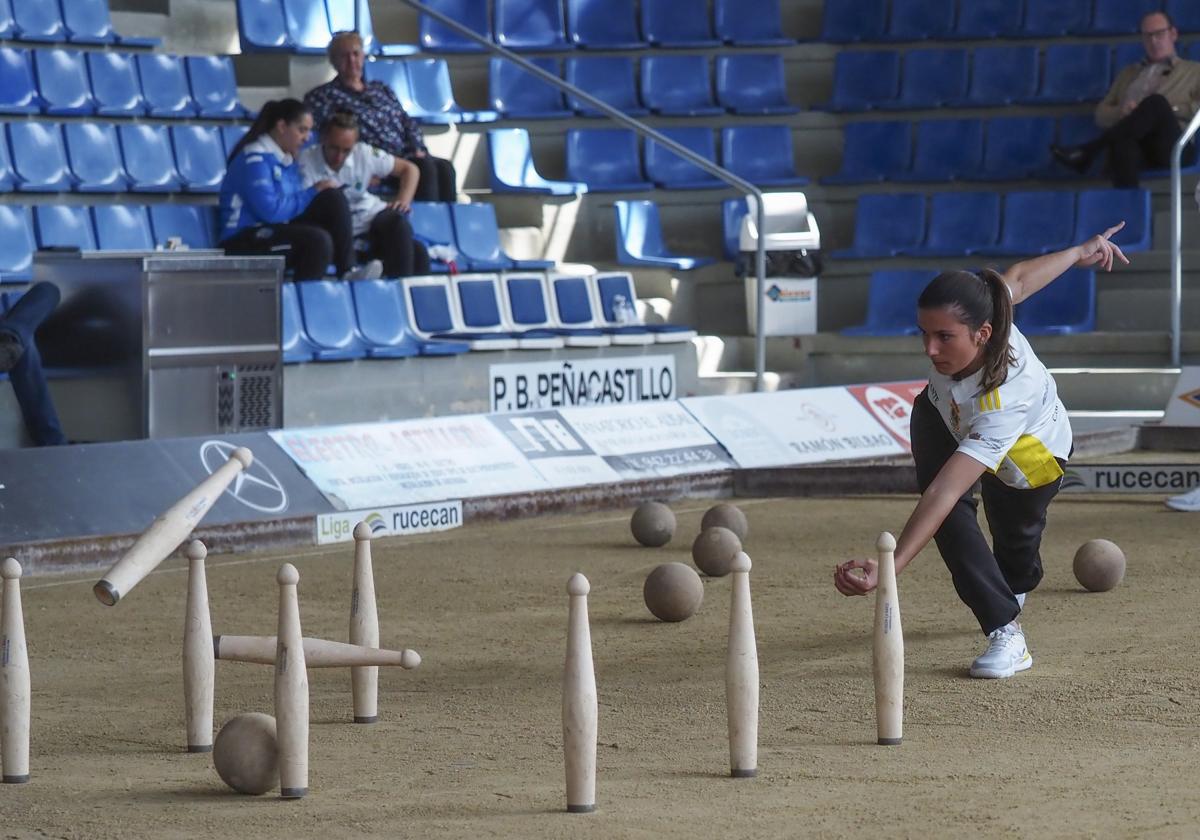 Marta Castillo, jugadora de Campoo de Yuso, birla durante el partido disputado por las suyas esta temporada en Peñacastillo.