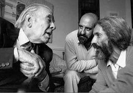 Retrato de Jorge Luis Borges, junto a a Eduardo Úrculo y Rafael Trenor, en La Magdalena en 1983.