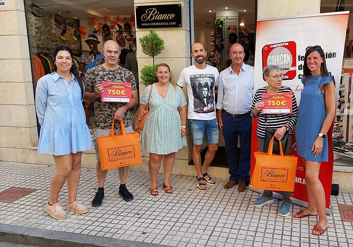 Los dos ganadores del sorteo canjearon el cheque este pasado sábado.