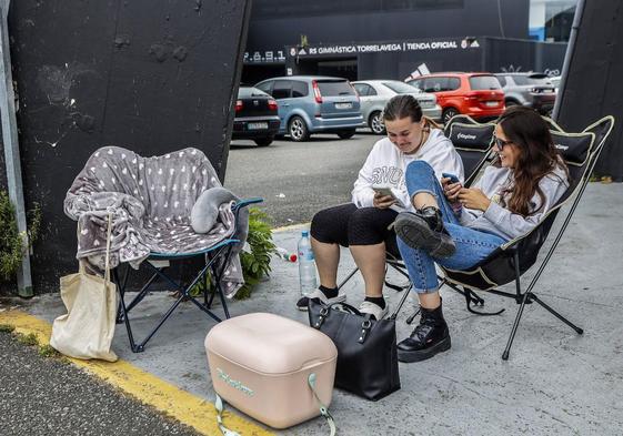 Estrella Quiles y Patricia Pastor, fans de Pablo Alborán y Malú, esperan en el exterior de El Malecón para entrar las primeras.