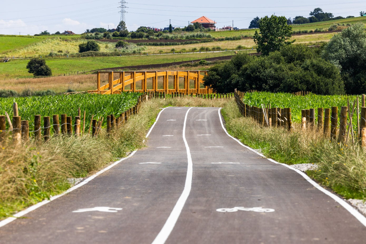 Vista de la nueva pasarela de madera de la vía ciclista, cerca del cruce hacia Sancibrián.