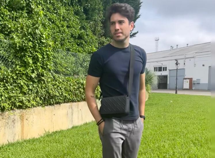 El periodista Diego Balbotín con uno de sus bolsos.