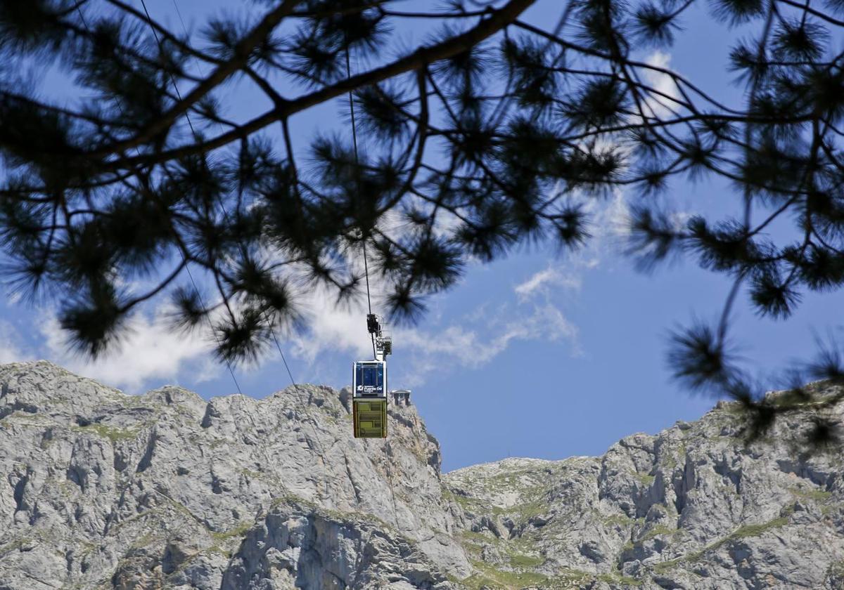 El teleférico de Fuente Dé salva un desnivel de 753 metros, y sitúa al viajero a 1.823 metros de altitud en tan sólo 4 minutos, a una velocidad de 10 m/s.