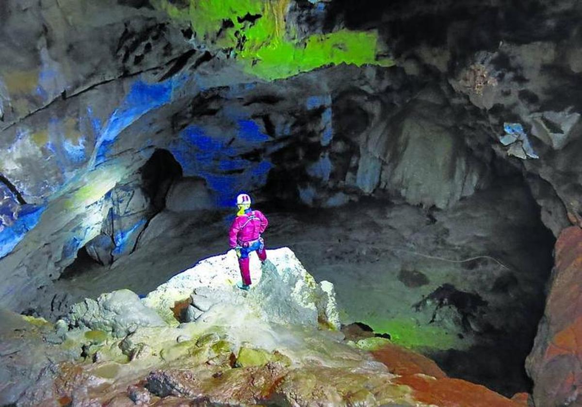 Interior de la cueva Mairulegorreta.