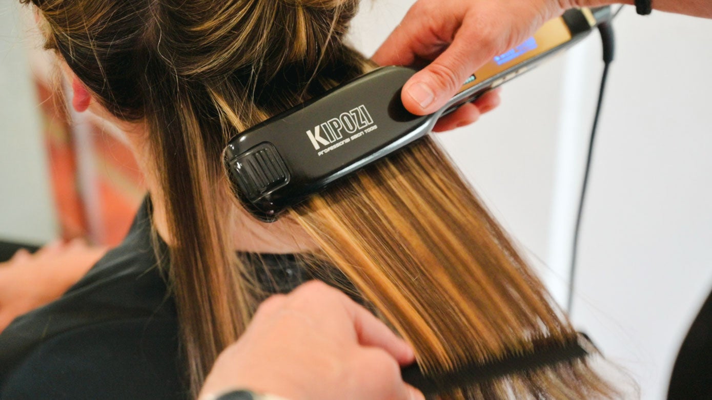 Tras el secador, con unas planchas especiales para el termosellado, con cabezal cerámico y turmalina, se pasa por todo el cabello. 