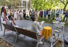 Felisa señala los 'bancos buenos' de Santander en cálidos y confortables lugares donde disfrutar de la lectura y dejar volar la imaginación.