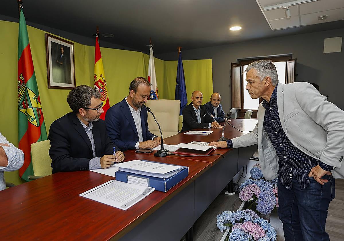 Eduardo Trueba toma posesión como alcalde pedáneo por segundo mandato consecutivo.