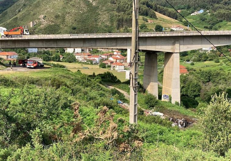 Terraplén en el que cayó el camión.