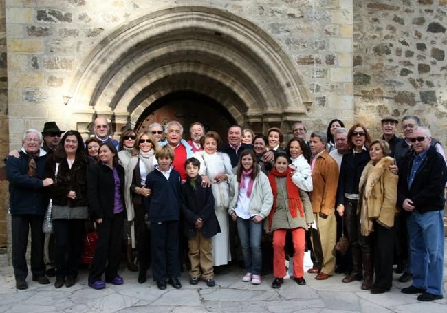 Carmen Sevilla en el centro junto varios amigos, entre ellos Los del Río, y fans en la Puerta del Perdón del Monasterio de Santo Toribio de Liébana.