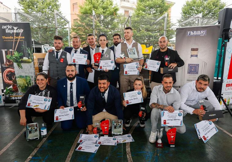 Fotografía de familia de los galardonados con sus premios y diplomas.