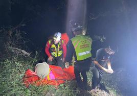 Los bomberos del 112 trasladaron a la mujer hasta un vehículo.