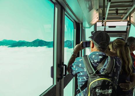 Imagen secundaria 1 - Las entradas puedes comprarse en las taquilla de la estación o en la página web. Durante la subida en teleférico, los viajeros se han metido entre un mar de nubes y al dejarlo a sus pies han descubierto el fantástico día que hacía hacia el Macizo Central de Picos.