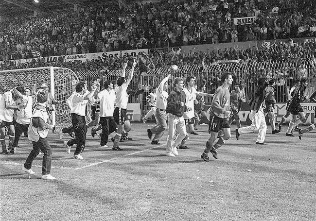 Los futbolistas celebran el ascenso sobre el césped.