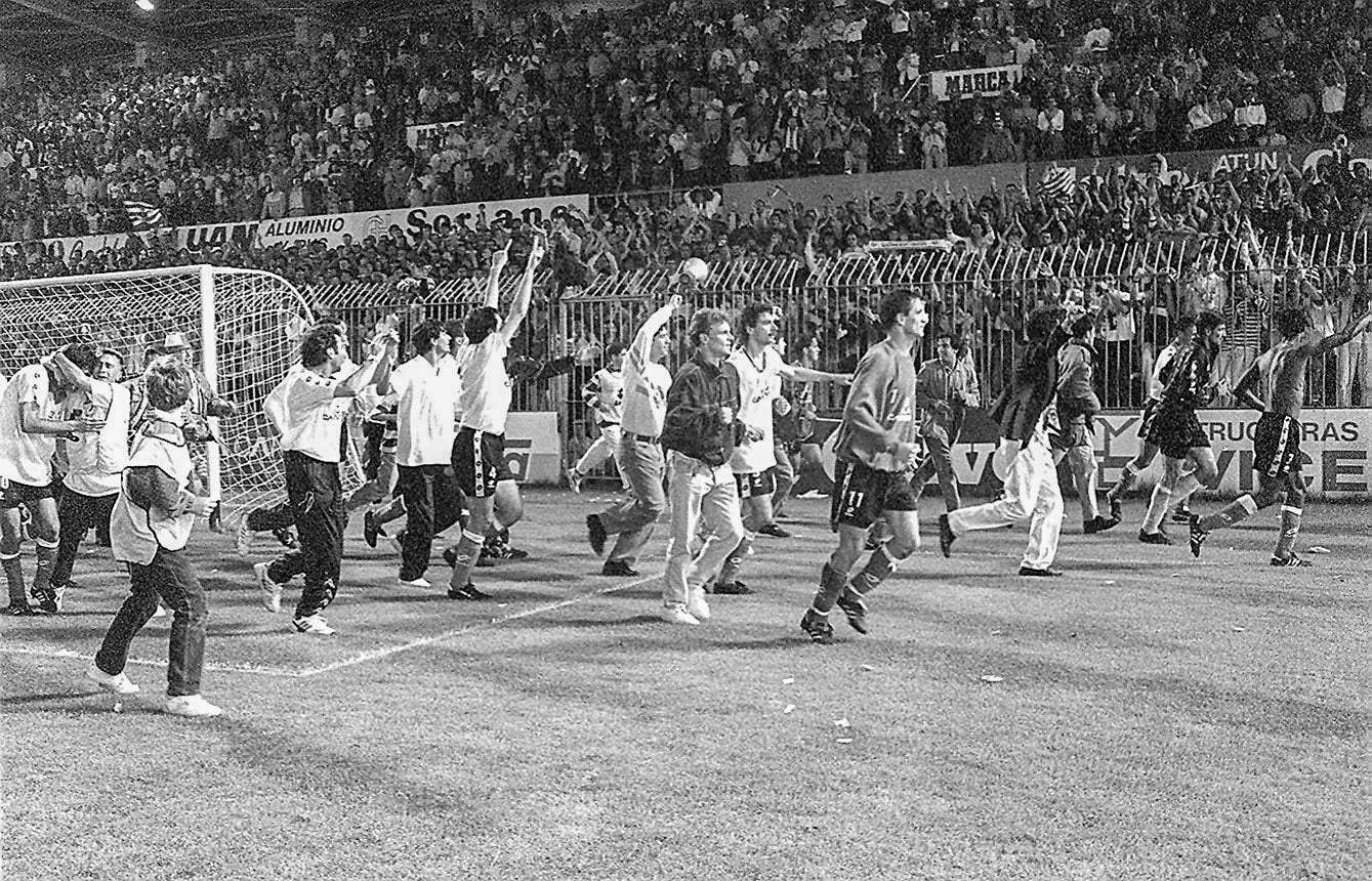 Otro momento de la celebración del ascenso y la dedicatoria a la afición.