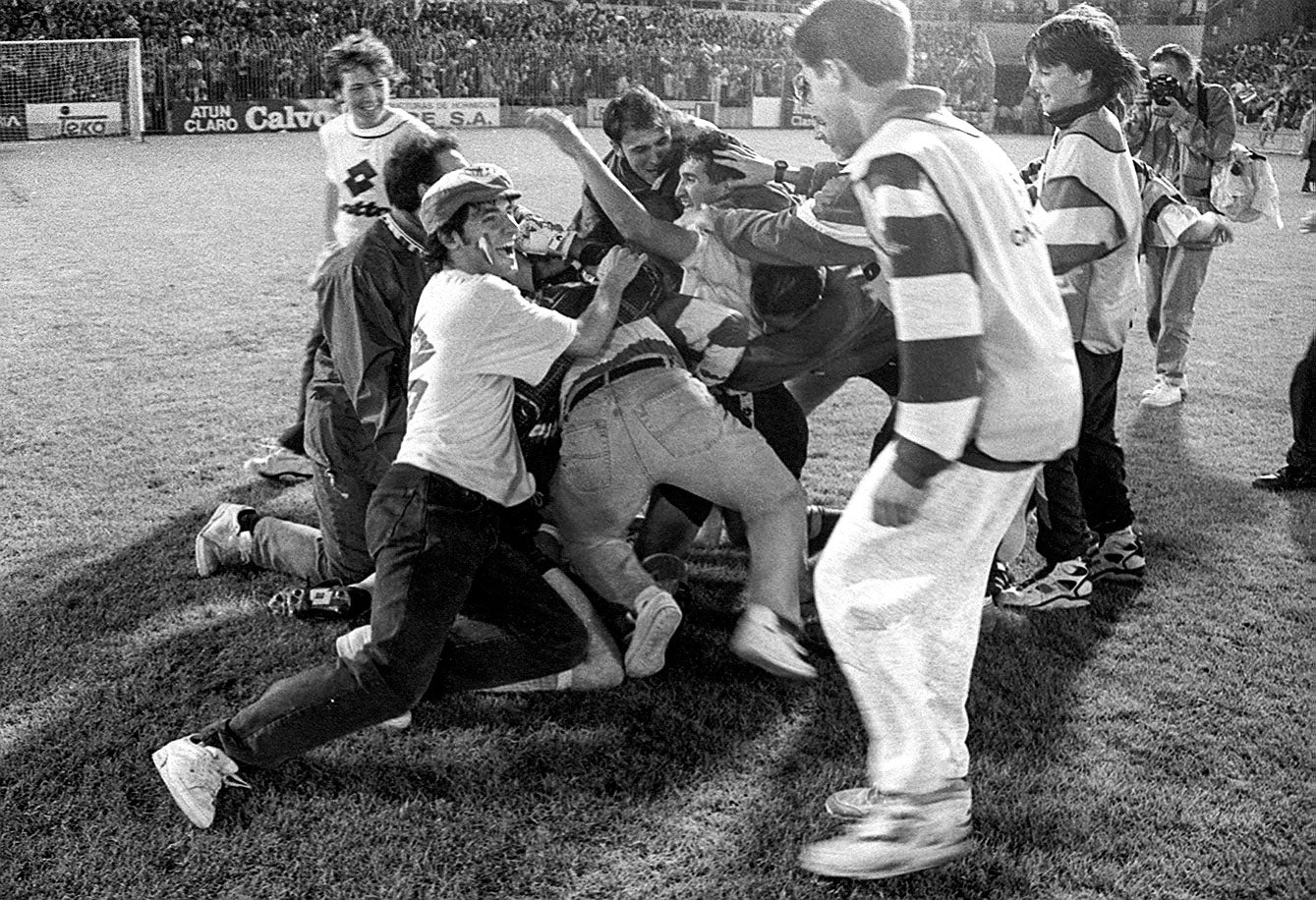 Algunos aficionados saltaron al campo a falicitar a los jugadores.