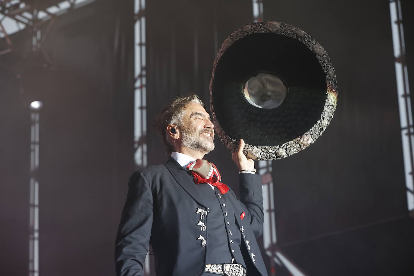 Alejandro Fernández escuchando como el público cantaba sus canciones.