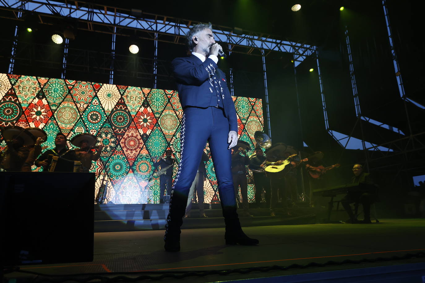 Alejandro Fernández (Guadalajara,1971) apareció fundado en un traje charro negro rodeado de una veintena de músicos.