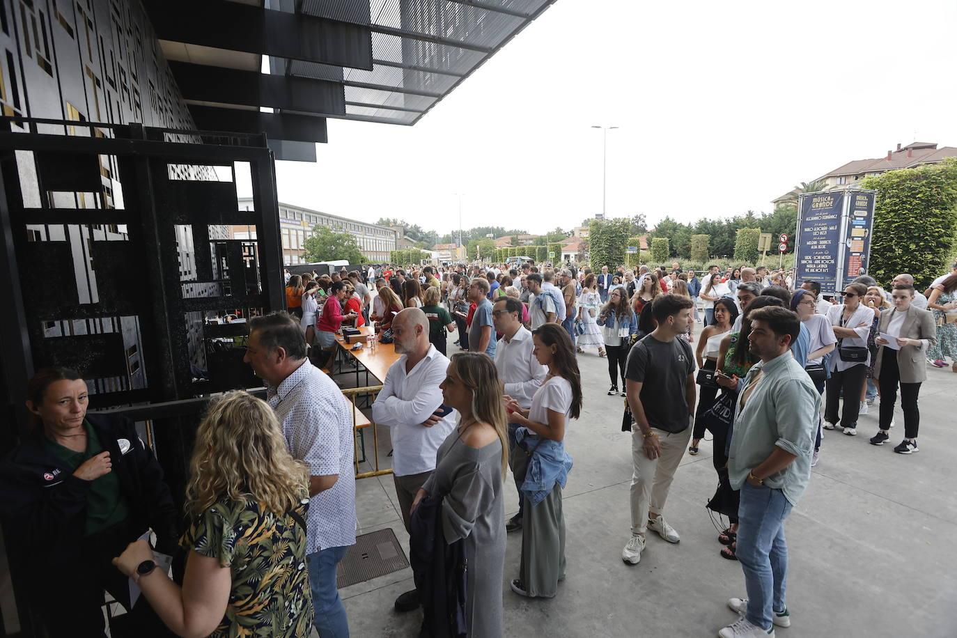 Colas escalonadas desde las 21.00 horas para acceder a El Malecón para ver a Alejandro Fernández.