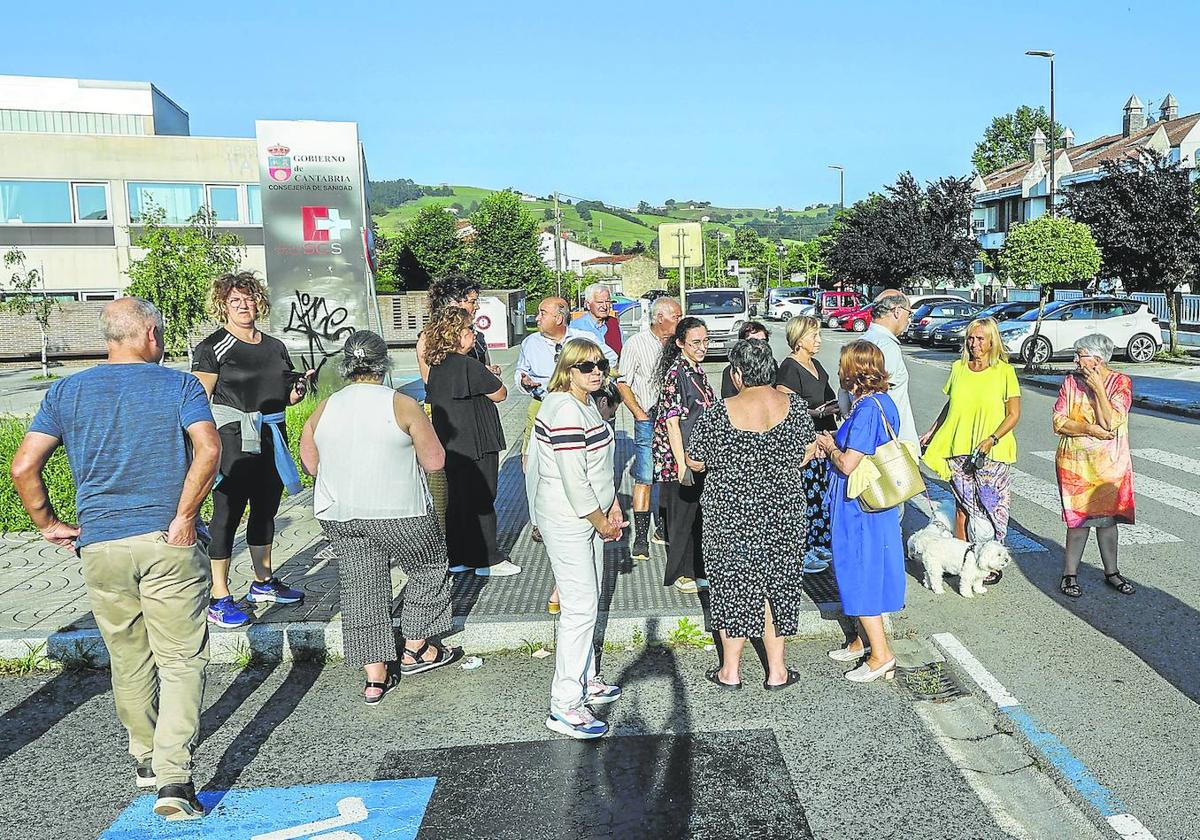 Un grupo de vecinos se concentra junto al centro de salud para mostrar su rechazo a la instalación del recinto ferial.