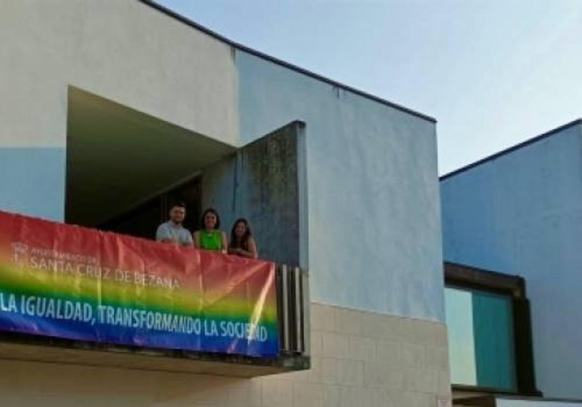 La bandera arcoíris en Bezana provoca el primer choque entre el PP y Vox