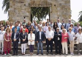 Los ocho alcaldes pedáneos y los veintidós vocales junto al alcalde de Camargo, Diego Movellán.