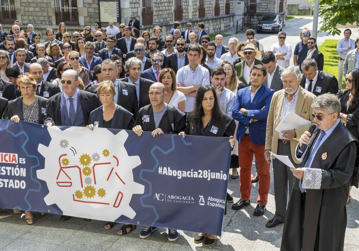 El decano de la Abogacía de Cantabria, Andrés de Diego, durante la lectura del manifiesto.