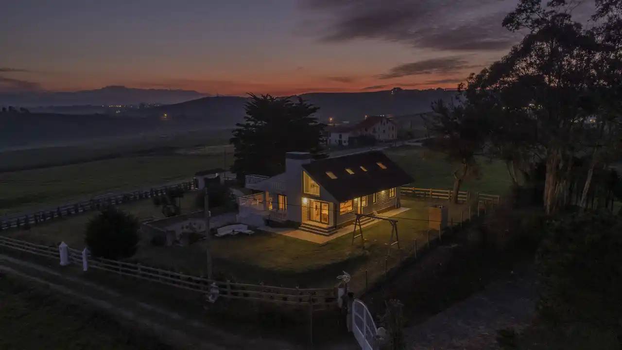 La casa, vista de noche. 