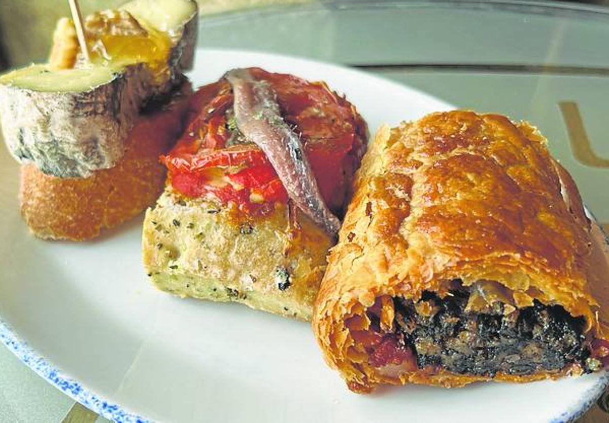 Queso Divirín, focaccia con escalivada y hojaldre de morcilla.