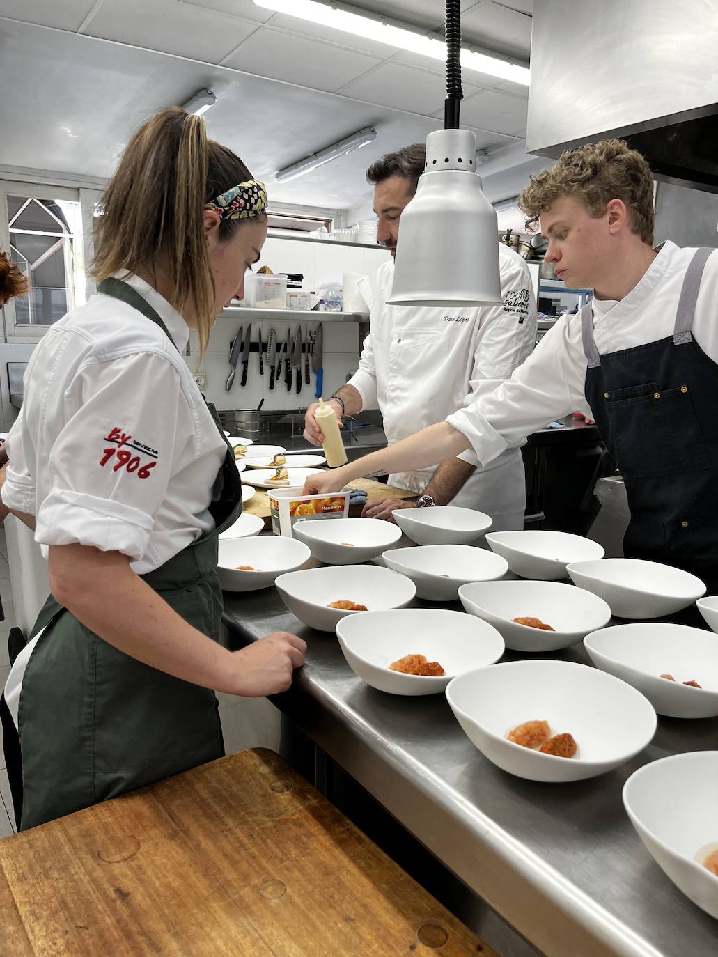 Equipo de cocina de Casona del Judío ultimando los platos del menú.