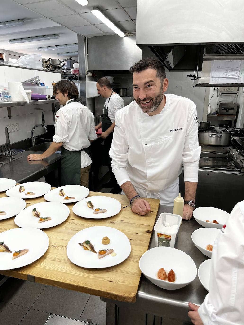 David López, en la cocina de Sergio Bastard (en segundo plano). 