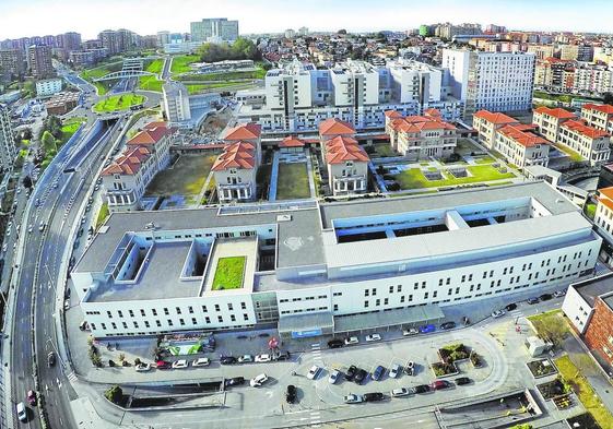 Imagen aérea del complejo hospitalario de Valdecilla, cuya deuda está pendiente de saldarse a lo largo de este año.