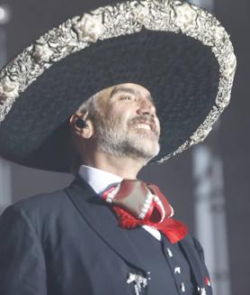 Imagen secundaria 2 - La gran fiesta mexicana de Alejandro Fernández