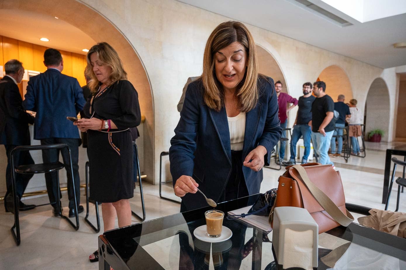 María José Sáenz de Buruaga se tomó un café minutos antes de empezar el debate de investidura. 