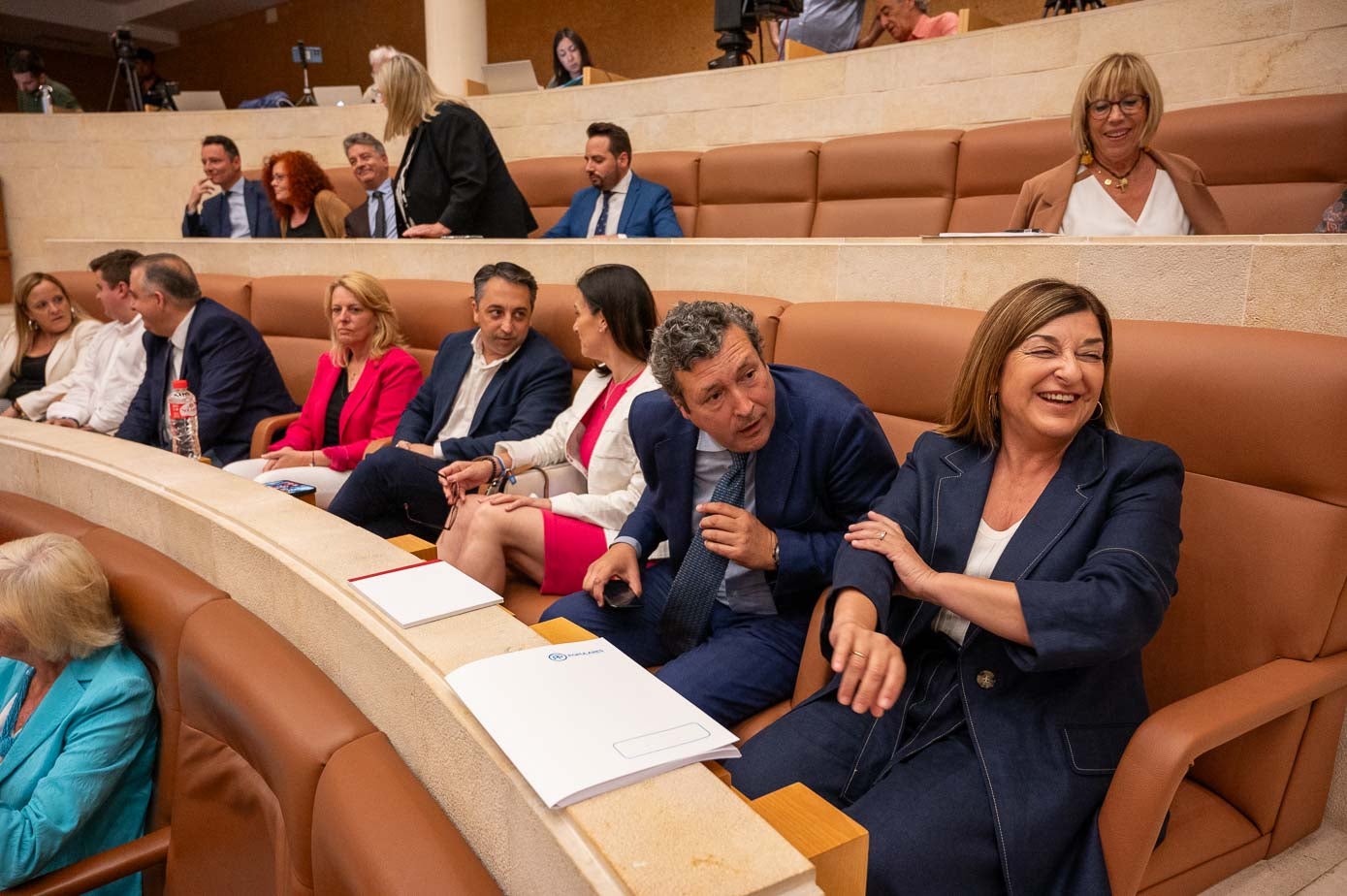 De izquierda a derecha, Isabel Urrutia, Miguel Ángel Vargas, Roberto Media, María Jesús Susinos, Carlos Caramés, Gema Igual, Íñigo Fernández y una sonriente María José Sáenz de Buruaga. 