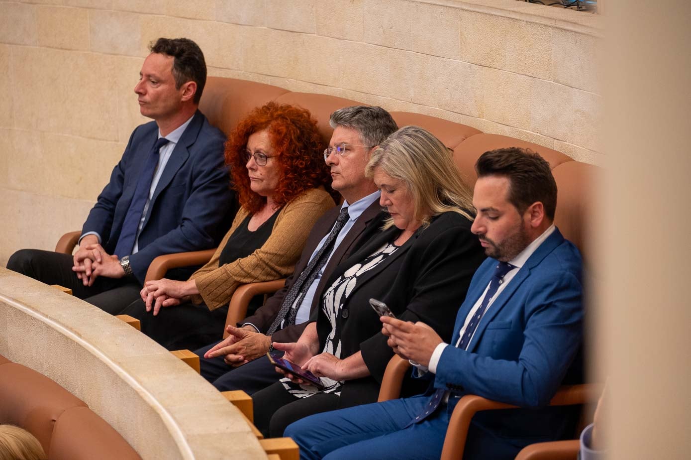 Alejandro Liz, Tamara González, Cándido Cobo, Belén Ceballos y Álvaro Aguirre consultando su teléfono móvil.