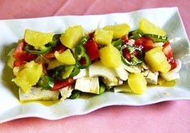 El bonito, en plena temporada, producto base de esta ensalada muy veraniega.