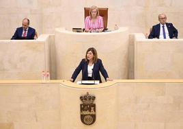 María José Sáenz de Buruaga, este jueves, en el Parlamento de Cantabria.