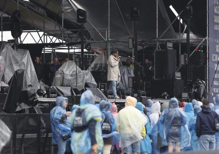 Momento en el que Guillermo Vega, organizador del festival, ha salido al escenario a anunciar que se suspendía el programa de hoy, jueves.