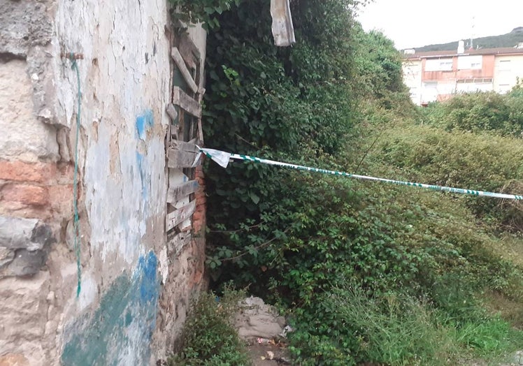 Imagen principal - Un grupo de niños encuentra el cadáver de un hombre en una parcela abandonada de Santoña