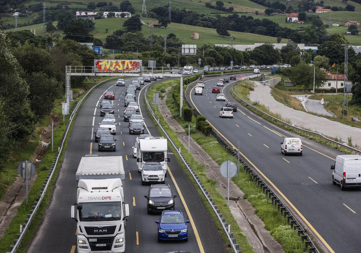 Atascos ayer, en la A-67, como consecuencia de las obras que se ejecutan en el nudo de Torrelavega.