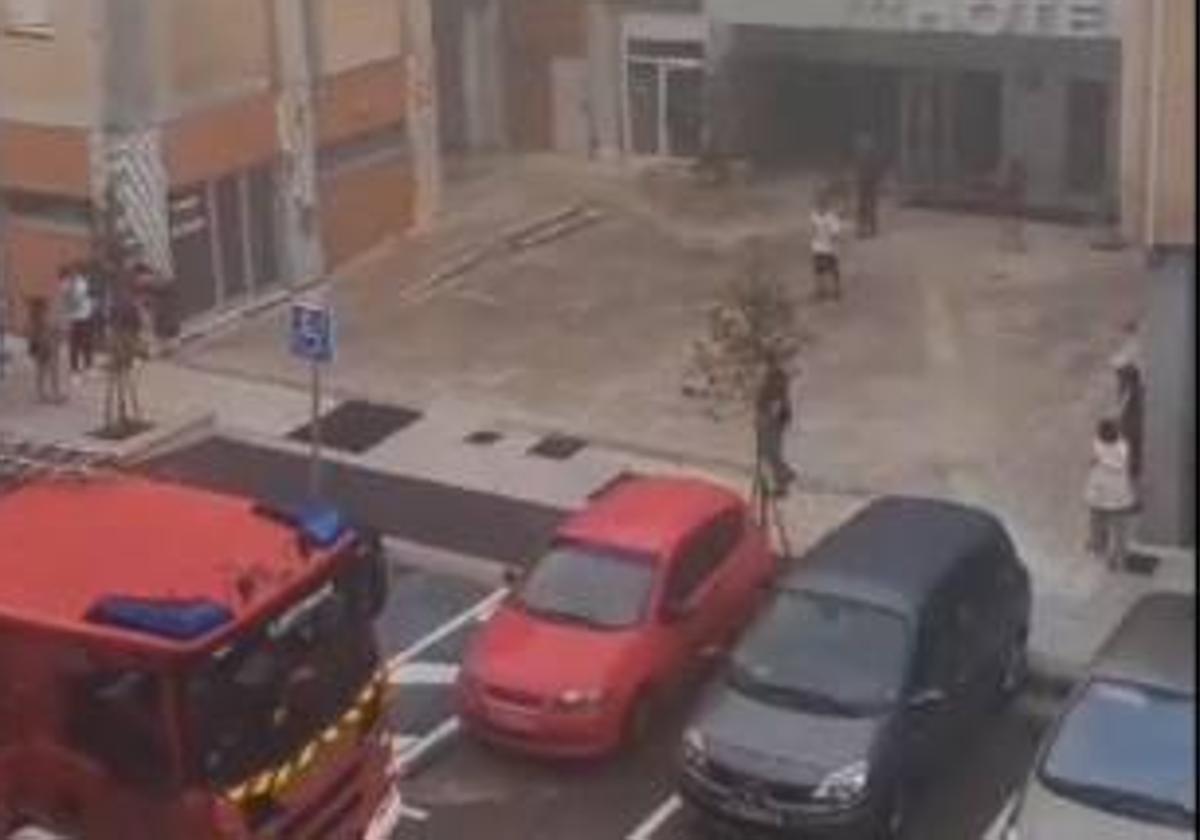 Los bomberos a su llegada al hotel Bezana Lago.