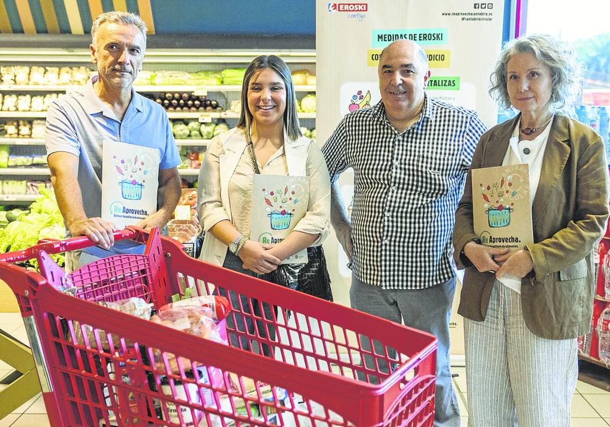 Esteban Ruiz (director de relaciones institucionales de MARE); Saray González, ganadora del concurso ReAprovecha; José Mª Alberdi, responsable tiendas Eroski; y Delia Humada (responsable educación ambiental de MARE).