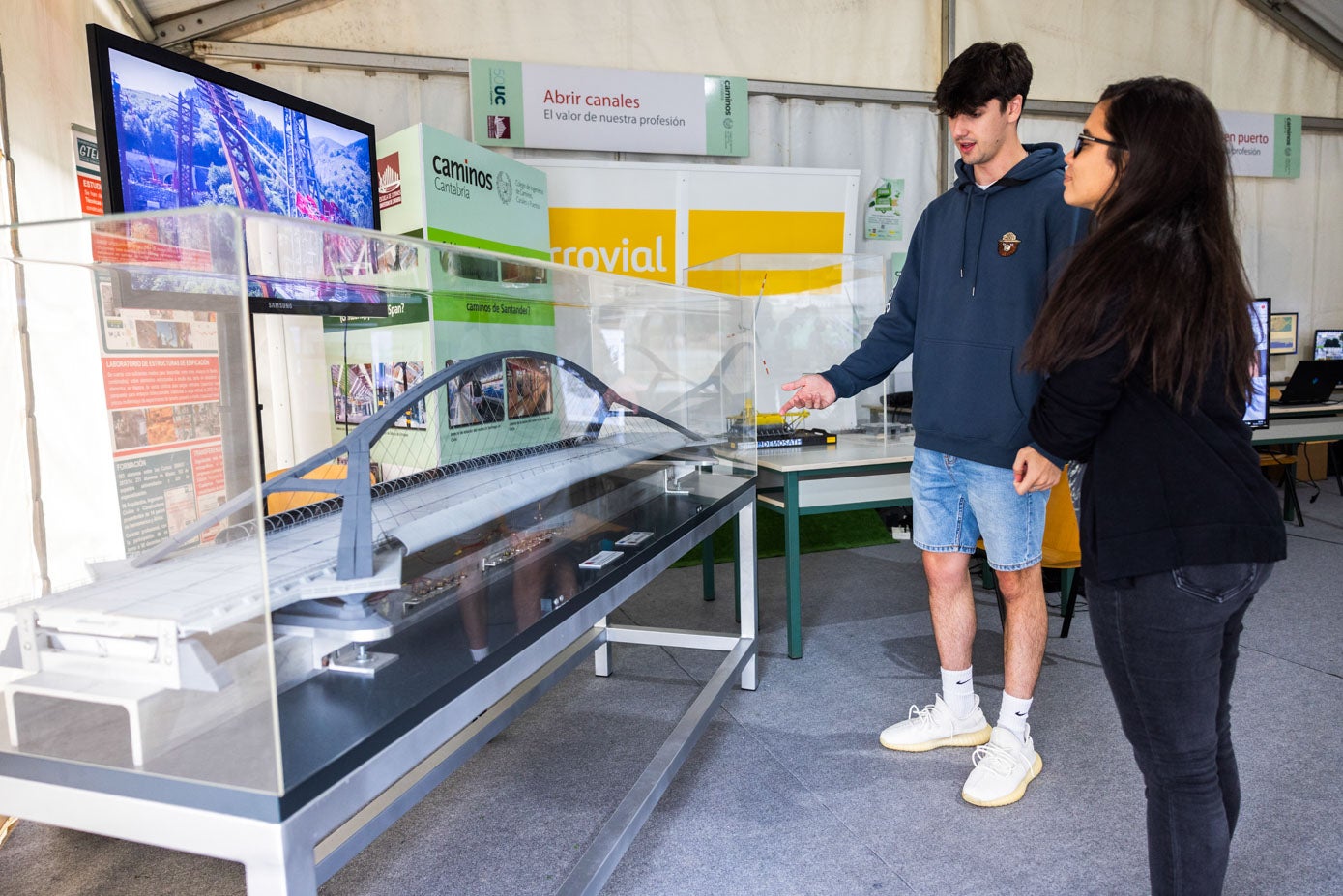 Una pareja observa la maquet del puente del Tercer Milenio, de Zaragoza, de la empresa Arenas & Asociados.