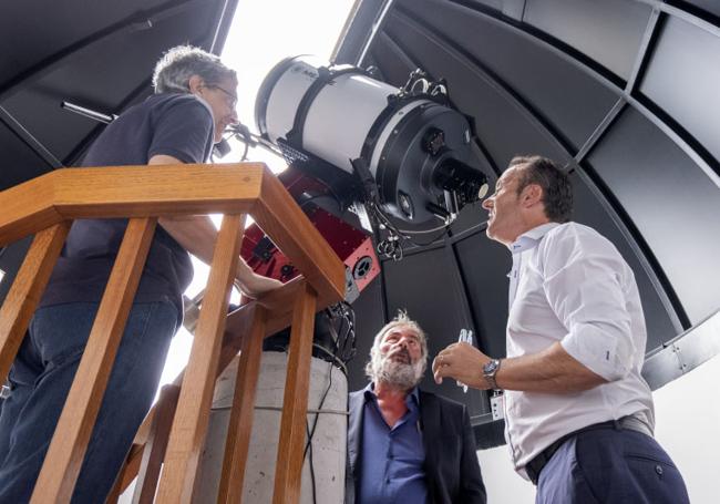 Imagen de archivo de una visita del consejero en funciones al Observatorio Astronómico en La Lora (Valderredible).