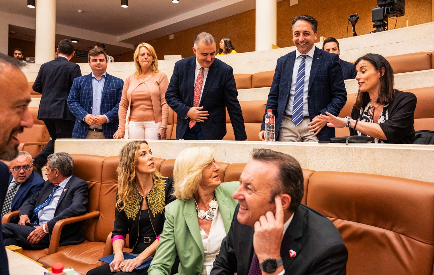 Gema Igual se dirige a Marina Lombo bajo la mirada de Carlos Caramés, alcalde de Piélagos y diputado del PP. En primer termino, el alcalde de Torrelavega hablando con Guillermo Blanco.