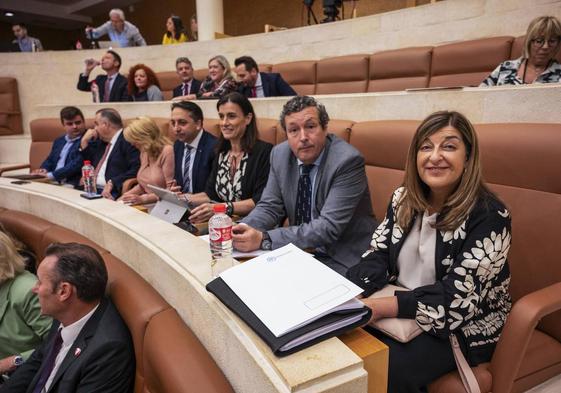 María José Sáenz de Buruaga, este viernes en el Parlamento, en el escaño junto a Íñigo Fernández y Gema Igual