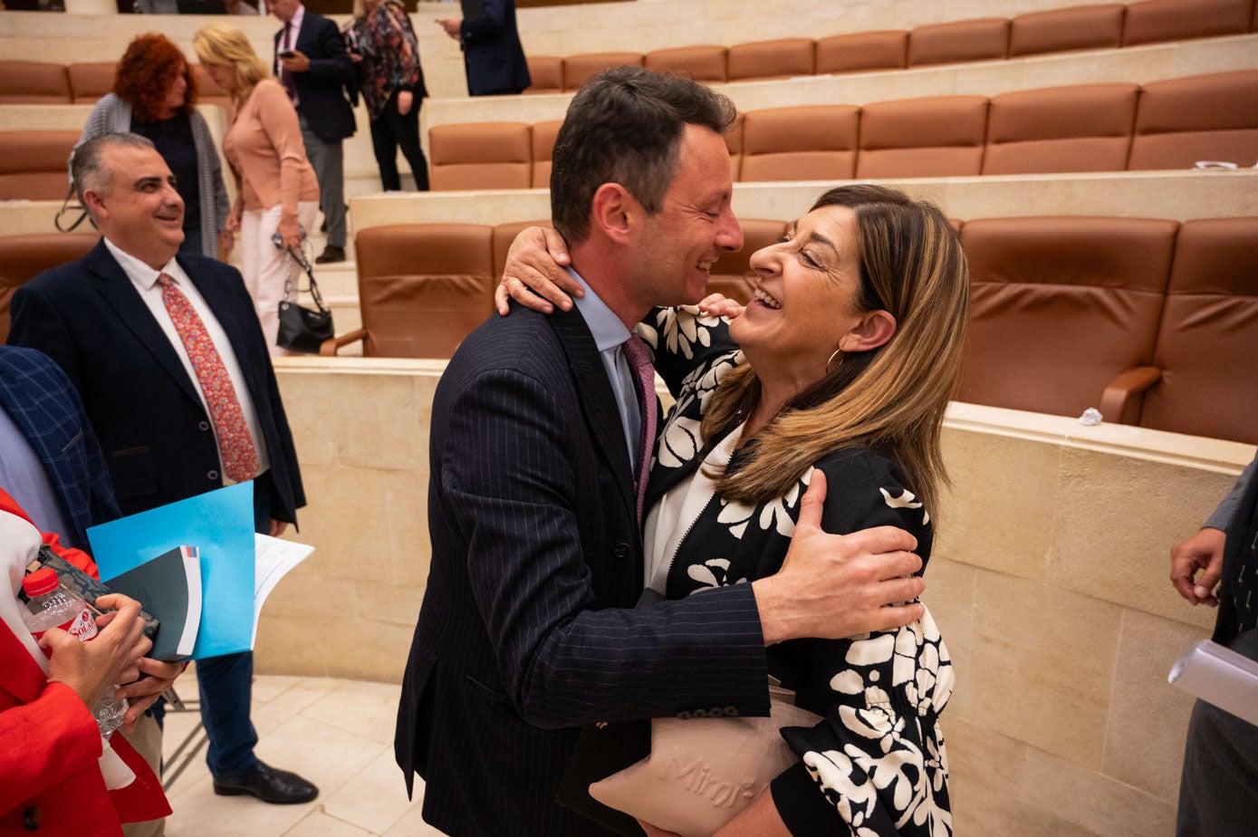 Alejandro Liz, uno de los nuevos diputados del PP, abraza a María José Sáenz de Buruaga a su llegada al pleno.