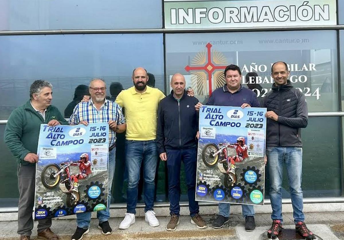 El director de Cantur, Bernardo Colsa, (segundo por la derecha) junto a los organizadores y patrocinadores. (