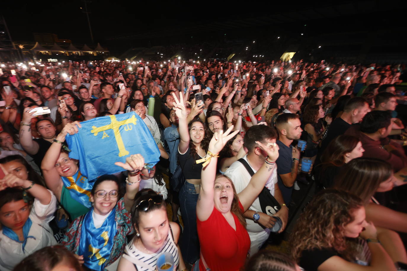 Mucho fan procedente de Asturias en Torrelavega, preparado para ver a Melendi