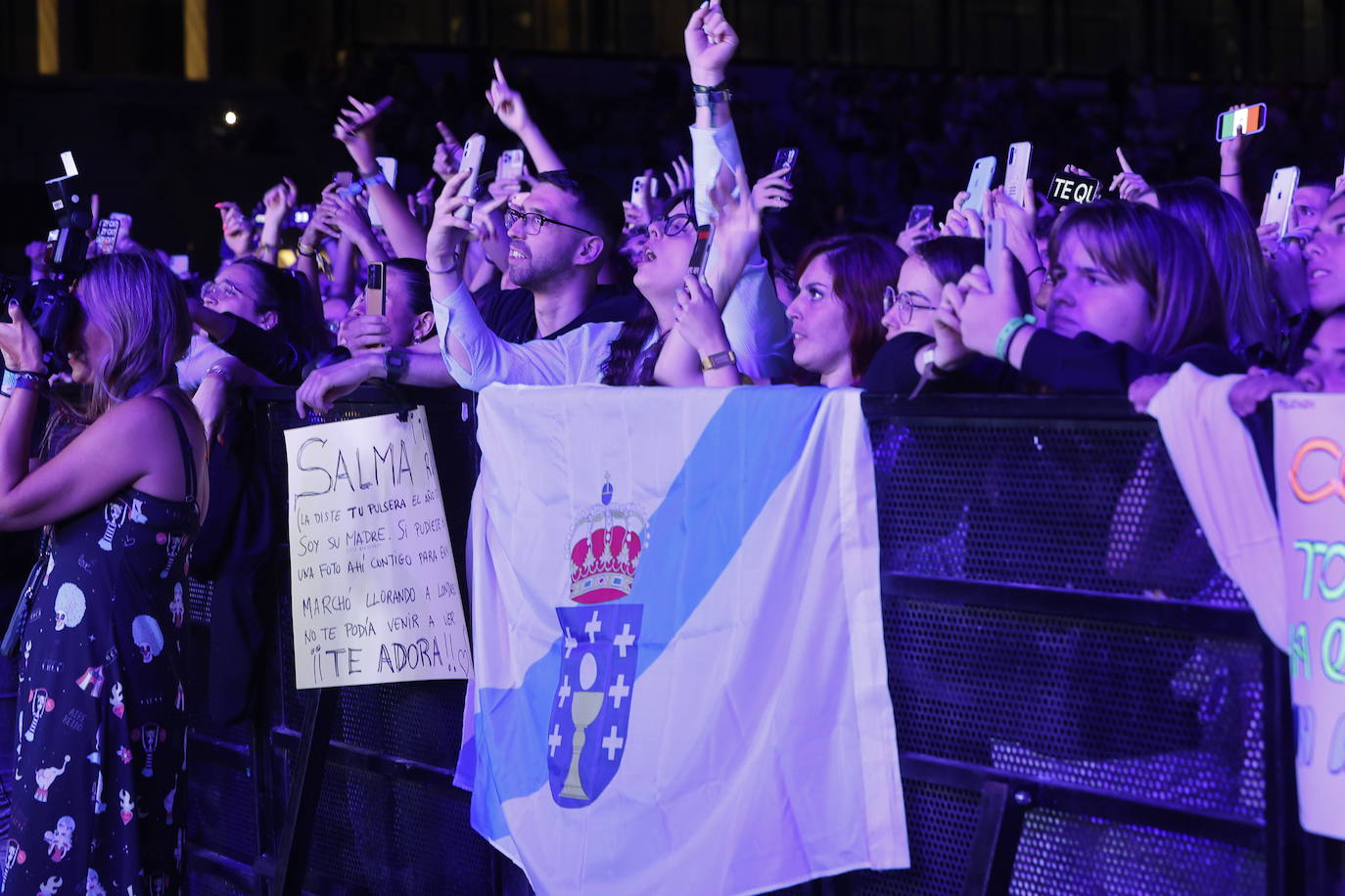 Festivaleros procedentes de Galicia en el concierto de Melendi, y una pancarta muy curiosa escrita por la madre de una fan 